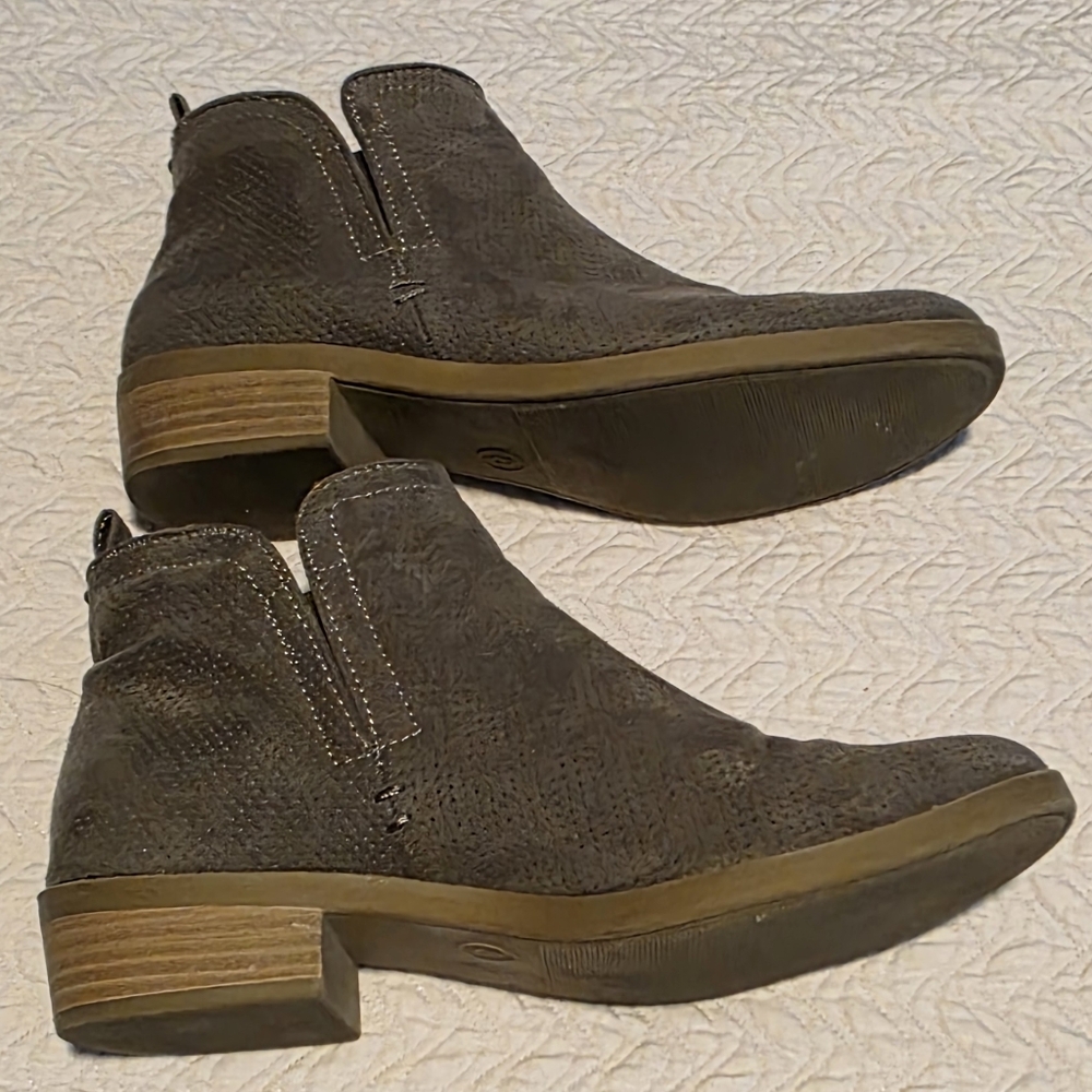 Universal Thread Gray Microsuede Bootie Women’s Size 8, SlipOn, Laser Cut Detail - Picture 3 of 3